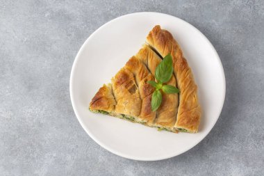 Türk Tepsi Boregi, Yuvarlak Borek, Tepsi hamur işi (Türkçe adı; rulo borek - ispanakli borek)