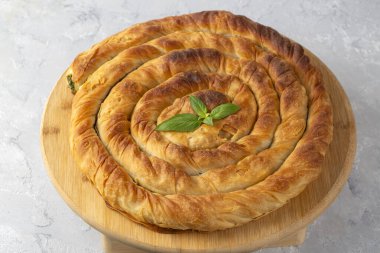 Türk Tepsi Boregi, Yuvarlak Borek, Tepsi hamur işi (Türkçe adı; rulo borek - ispanakli borek)