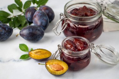 Damson erik reçeli ve taze erik.