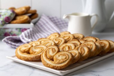 Palmiyeler, fil kulakları, poğaça kurabiyeleri.