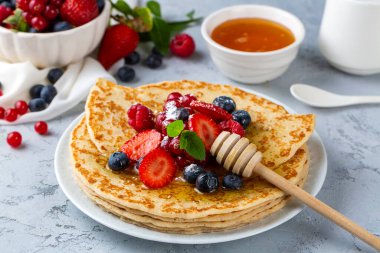 Sağlıklı yaz kahvaltısı, taze meyve ve ballı ev yapımı klasik krep.