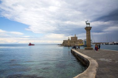 Rodos Adası - Yunanistan, 6 Nisan 2025, Aziz Nicholas Kalesi Yunanistan 'ın Rodos kentindeki Rodos adasının başkenti Mandraki limanını koruyor