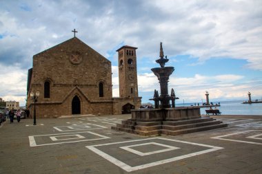 Rodos Adası - Yunanistan, 6 Nisan 2025, Aziz Nicholas Kalesi Yunanistan 'ın Rodos kentindeki Rodos adasının başkenti Mandraki limanını koruyor