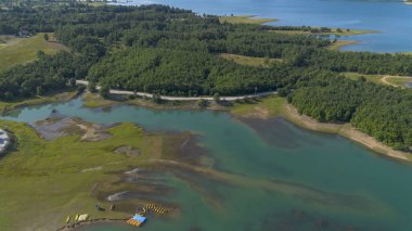 Yunanistan 'ın Karditsa bölgesinde Tavropos Nehri' ne dökülen bir baraj olan Plastiras Barajı, yapay Plastiras Gölü 'nü oluşturuyor..