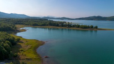 Yunanistan 'ın Karditsa bölgesinde Tavropos Nehri' ne dökülen bir baraj olan Plastiras Barajı, yapay Plastiras Gölü 'nü oluşturuyor..