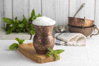 Bir bardak geleneksel Türk içeceği ayran, kefir ya da yoğurttan yapılmış tereyağı, sağlıklı yiyecek.