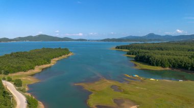 Yunanistan 'ın Karditsa bölgesinde Tavropos Nehri' ne dökülen bir baraj olan Plastiras Barajı, yapay Plastiras Gölü 'nü oluşturuyor..