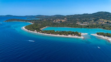 Kassandra Penisula Chalkidiki Yunanistan 'daki Glarokavos Limanı ve lagün plajının insansız hava aracı görüntüsü