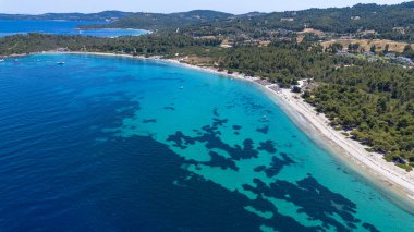 Yunanistan 'ın Halkidiki bölgesindeki Kassandra Yarımadası' ndaki Glarokavos Limanı ve Lagoon Sahili insansız hava aracı görüntüsü
