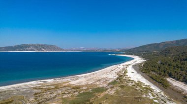 Salda Gölü 'nün huzur verici güzelliği - Türkiye' nin kristal berrak turkuaz suları ve büyüleyici çevresindeki manzaraları büyüleyici bir manzara.. 