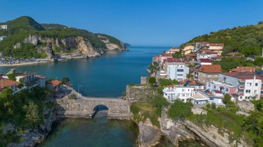 Türkiye 'de Bartn' ın Amasra ilçesine ait hava görüntüleri bir insansız hava aracı tarafından sağlandı.