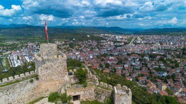 Boyabat Kalesi ve Boyabat bölgesinin havadan görüntüsü. Sinop, Türkiye. İHA atışı.