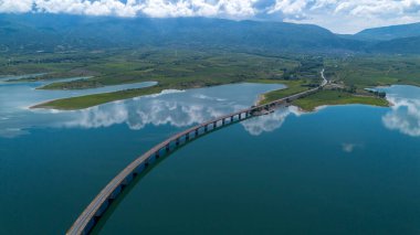 Kozani 'deki Polyfytos Gölü üzerindeki Neraida Köprüsü veya Servia Köprüsü.