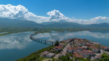 Kozani 'deki Polyfytos Gölü üzerindeki Neraida Köprüsü veya Servia Köprüsü.