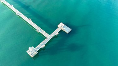 Burgaz, Bulgaristan - 22 Aralık 2024: Burgaz Köprüsü manzarası manzaraya hayran insanlarla dolu. Şehrin sembolü..