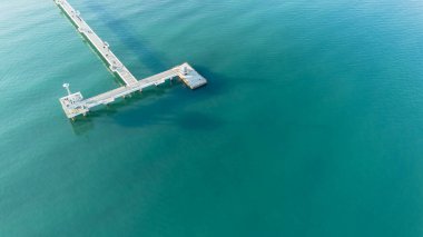 Burgaz, Bulgaristan - 22 Aralık 2024: Burgaz Köprüsü manzarası manzaraya hayran insanlarla dolu. Şehrin sembolü..