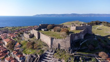 Geleneksel Yunanistan. Lesvos adası, Molyvos (Mithymna) şehri manzarası ve üzerinde eski bir kale