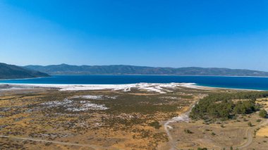Salda Gölü 'nün huzur verici güzelliği - Türkiye' nin kristal berrak turkuaz suları ve büyüleyici çevresindeki manzaraları büyüleyici bir manzara.. 