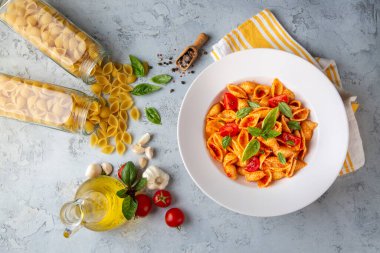 İtalyan kabuk makarna salça, zeytin ve fesleğen, klasik gıda