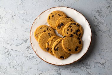 Bir tabak ev yapımı çikolatalı kurabiye. 