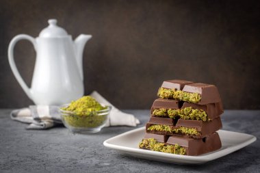 Dubai çikolatası, şam fıstığı ezmesi ve kunefe ile dolu sütlü çikolata.