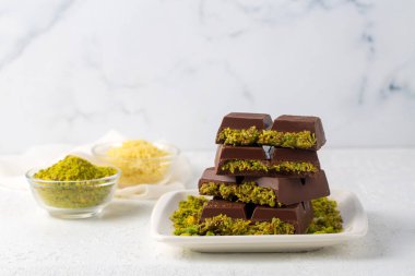 Dubai çikolatası, şam fıstığı ezmesi ve kunefe ile dolu sütlü çikolata.