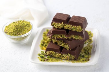 Dubai çikolatası, şam fıstığı ezmesi ve kunefe ile dolu sütlü çikolata.