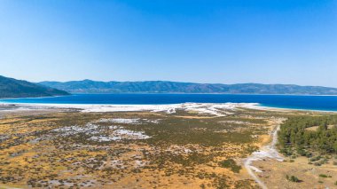 Salda Gölü 'nün huzur verici güzelliği - Türkiye' nin kristal berrak turkuaz suları ve büyüleyici çevresindeki manzaraları büyüleyici bir manzara.. 
