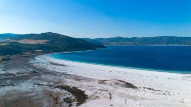 Salda Gölü 'nün huzur verici güzelliği - Türkiye' nin kristal berrak turkuaz suları ve büyüleyici çevresindeki manzaraları büyüleyici bir manzara.. 