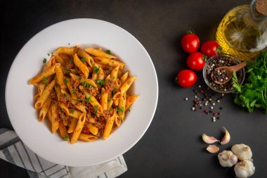 Kıyma ve domates soslu makarna.