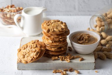 Lezzetli görünen fıstık kurabiyeleri gurme bir lezzettir.