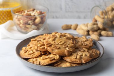 Lezzetli görünen fıstık kurabiyeleri gurme bir lezzettir.