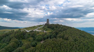 Bulgaristan 'ın Shipka Geçidi' ndeki Stoletov Dağı üzerindeki Özgürlük Anıtı 'nın Havadan Bakışı