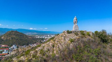 Bulgaristan, Filibe - 03 Ağustos 2025: Alyosha anıtı, Bunarjik Tepesi 'ndeki Sovyet askerinin beton heykeli.