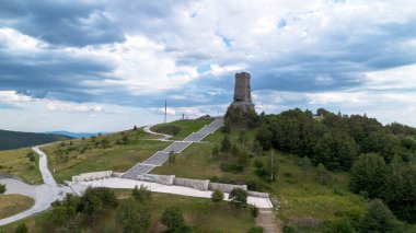 Bulgaristan 'ın Shipka Geçidi' ndeki Stoletov Dağı üzerindeki Özgürlük Anıtı 'nın Havadan Bakışı