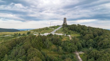 Bulgaristan 'ın Shipka Geçidi' ndeki Stoletov Dağı üzerindeki Özgürlük Anıtı 'nın Havadan Bakışı
