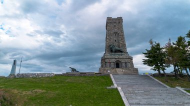 Bulgaristan 'ın Shipka Geçidi' ndeki Stoletov Dağı üzerindeki Özgürlük Anıtı 'nın Havadan Bakışı