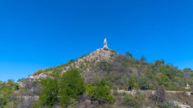 Bulgaristan, Filibe - 03 Ağustos 2025: Alyosha anıtı, Bunarjik Tepesi 'ndeki Sovyet askerinin beton heykeli.