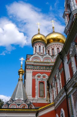 Bulgaristan 'daki Shipka Anıt Kilisesi. Bulgaristan 'ın Stara Zagora bölgesindeki Shipka kasabasındaki Rus kilisesi olarak bilinen Kutsal Doğum Manastırı. Altın Kubbeli İsa 'nın Doğuşu.