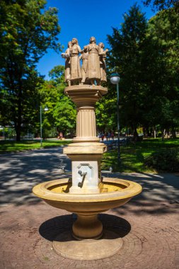 Bulgaristan 'ın Filibe kentinde bir açık havuz çeşmesinin üzerindeki ünlü heykel