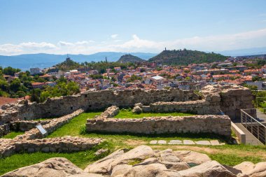 Bulgaristan 'ın Nebet Tepe tepesindeki antik Filibe kasabasının şehir manzarası ve kalıntıları