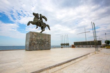 Selanik, Yunanistan - 22 Haziran 2025, Selanik 'te Büyük İskender, askeri büyüklüğünü ve nüfuzunu simgeleyen ünlü Makedon fatihini at sırtında sergiliyor