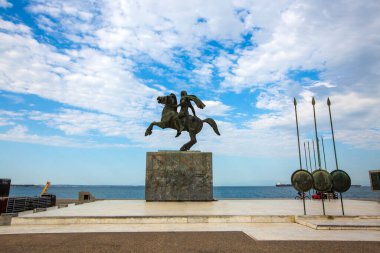 Selanik, Yunanistan - 22 Haziran 2025, Selanik 'te Büyük İskender, askeri büyüklüğünü ve nüfuzunu simgeleyen ünlü Makedon fatihini at sırtında sergiliyor