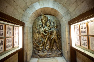 Ankara - Türkiye, 30 Mayıs 2025, Anitkabir müzesi Atatürk Anıtkabir Anıtmezarında yardım ediyor.