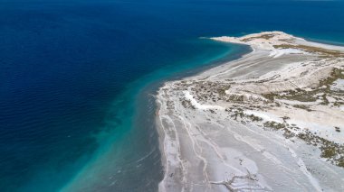 Salda Gölü 'nün huzur verici güzelliği - Türkiye' nin kristal berrak turkuaz suları ve büyüleyici çevresindeki manzaraları büyüleyici bir manzara.. 