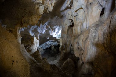 Akdeniz bölgesindeki Karain Mağarası 'nın içi. Paleolitik Çağ, Yagca, Antalya, Trkiye 'den bu yana insan yerleşimini doğruluyor.