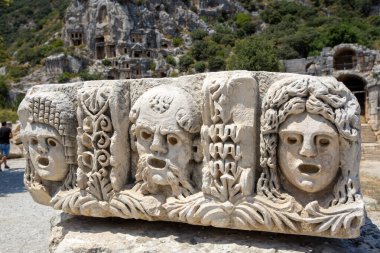 Türkiye 'nin Demre kentindeki antik Myra kentinin kalıntıları. Antik mezarlar ve amfitiyatro.