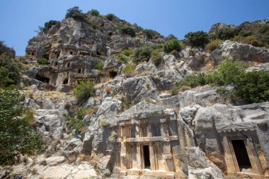 Türkiye 'nin Demre kentindeki antik Myra kentinin kalıntıları. Antik mezarlar ve amfitiyatro.