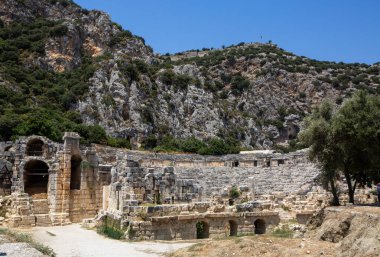Türkiye 'nin Demre kentindeki antik Myra kentinin kalıntıları. Antik mezarlar ve amfitiyatro.