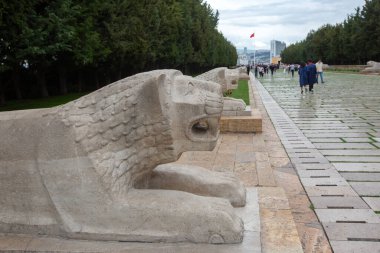 Ankara - Türkiye, 30 Mayıs 2025, Anitkabir müzesi Atatürk Anıtkabir Anıtmezarında yardım ediyor.